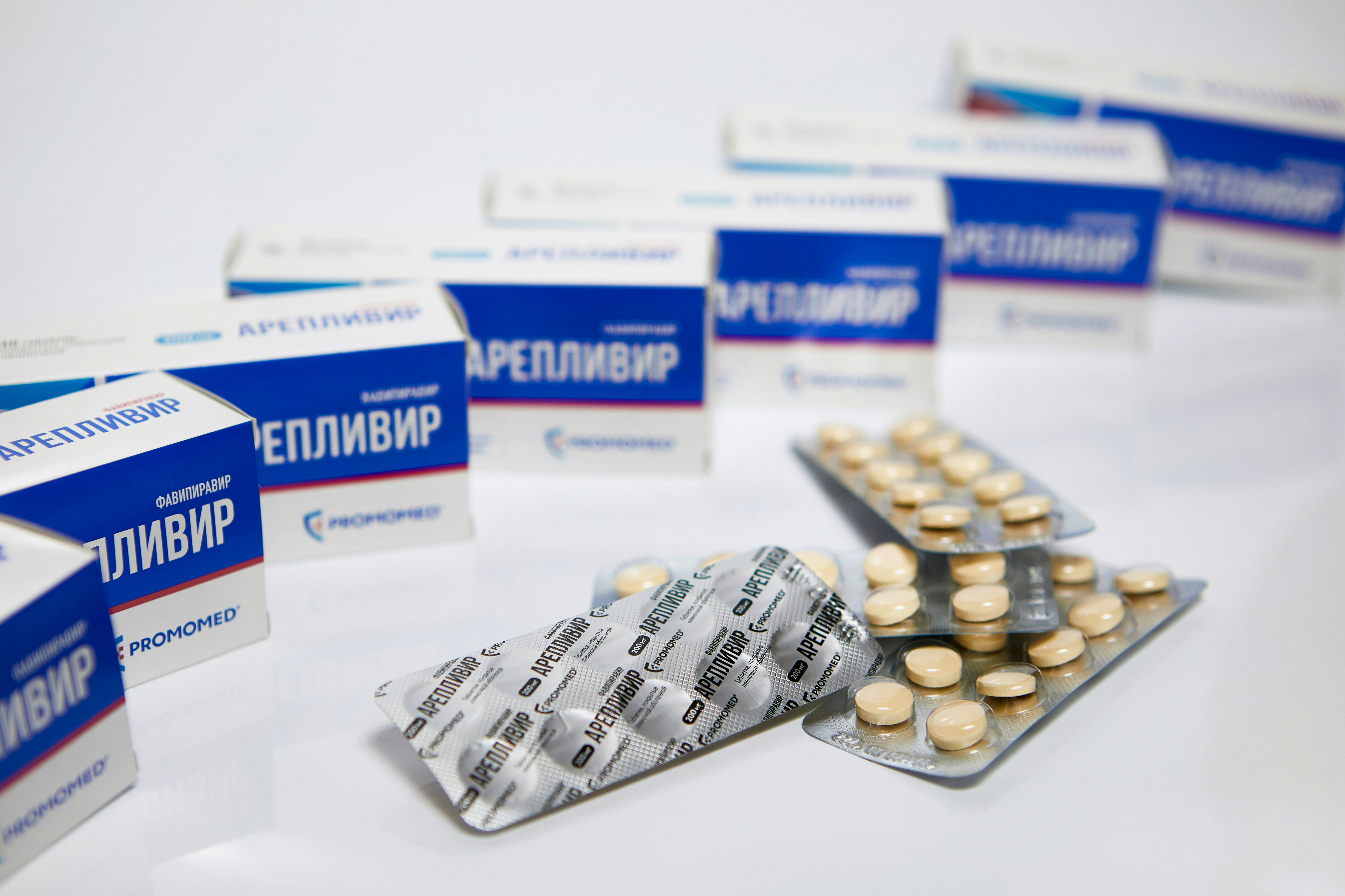 Упаковка препарата для сердечно-сосудистой системы с таблетками в блистере на белом фоне